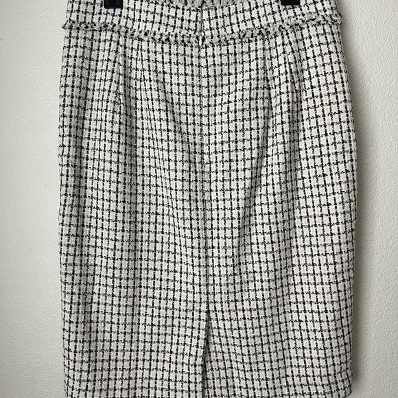 Classic Black and White Houndstooth Pencil Skirt - Picture 4 of 5